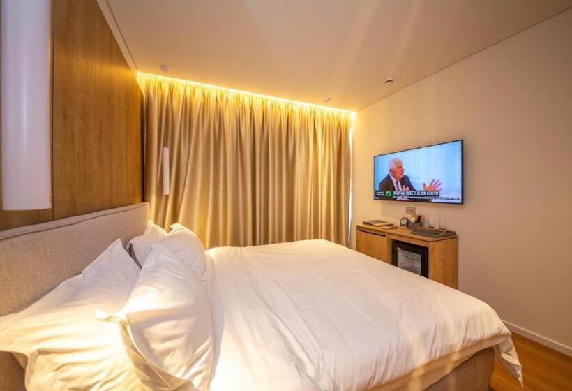 اتاق لوکس با چشم‌انداز دریا, Vale