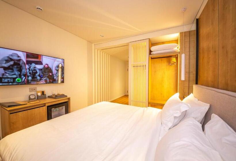 اتاق لوکس با چشم‌انداز دریا, Vale