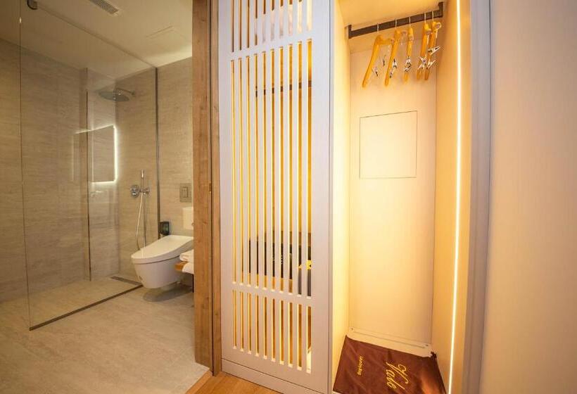 اتاق لوکس با بالکن و چشم‌انداز دریا, Vale