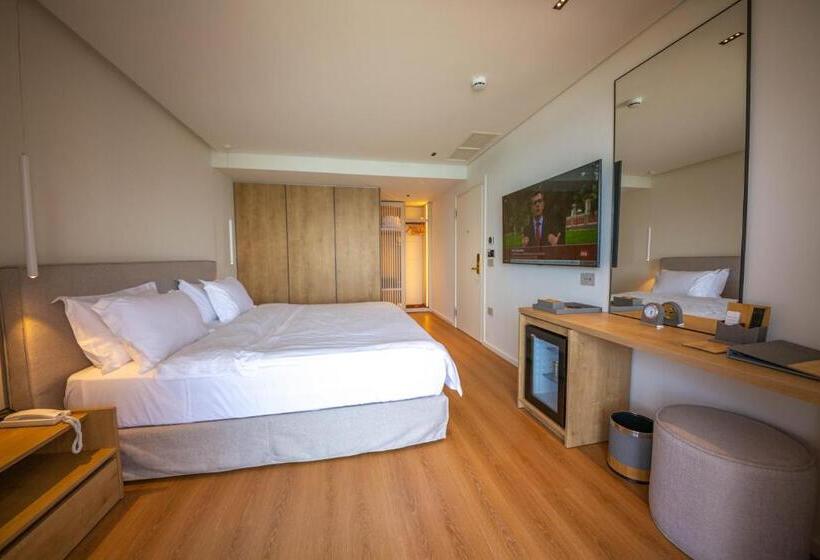 اتاق لوکس با بالکن و چشم‌انداز دریا, Vale