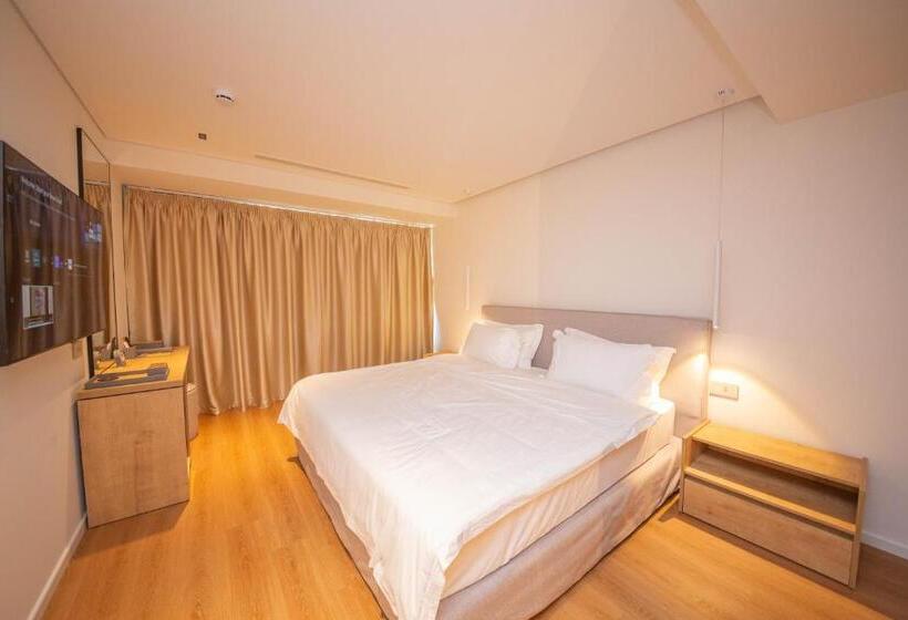 اتاق لوکس با بالکن و چشم‌انداز دریا, Vale