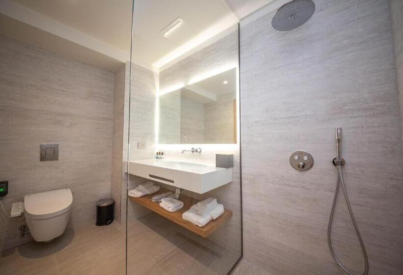 اتاق اساندارد با چشم‌انداز جانبی به دریا, Vale