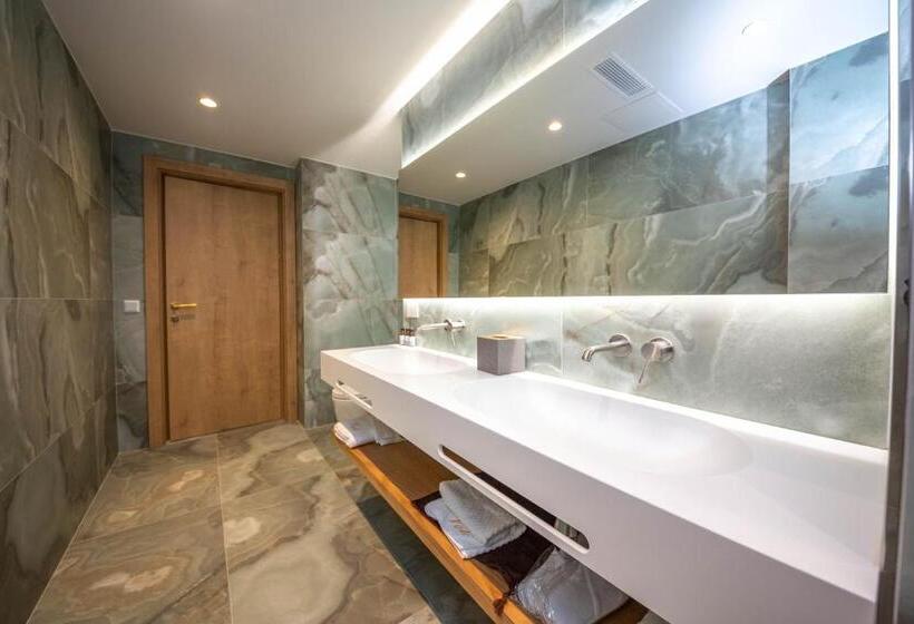 سوئیت با تخت بزرگ, Vale