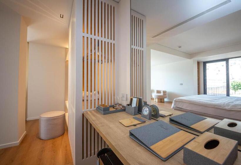 سوئیت با تخت بزرگ, Vale