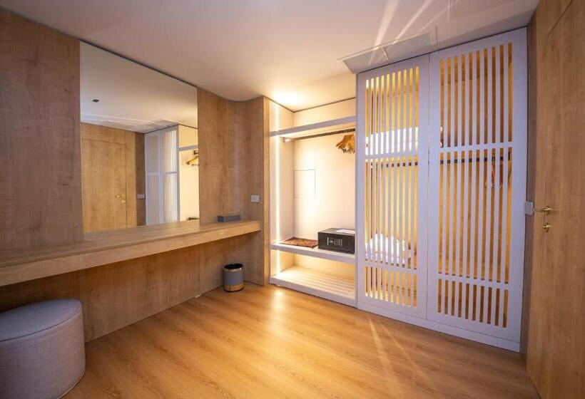 سوئیت با بالکن, Vale