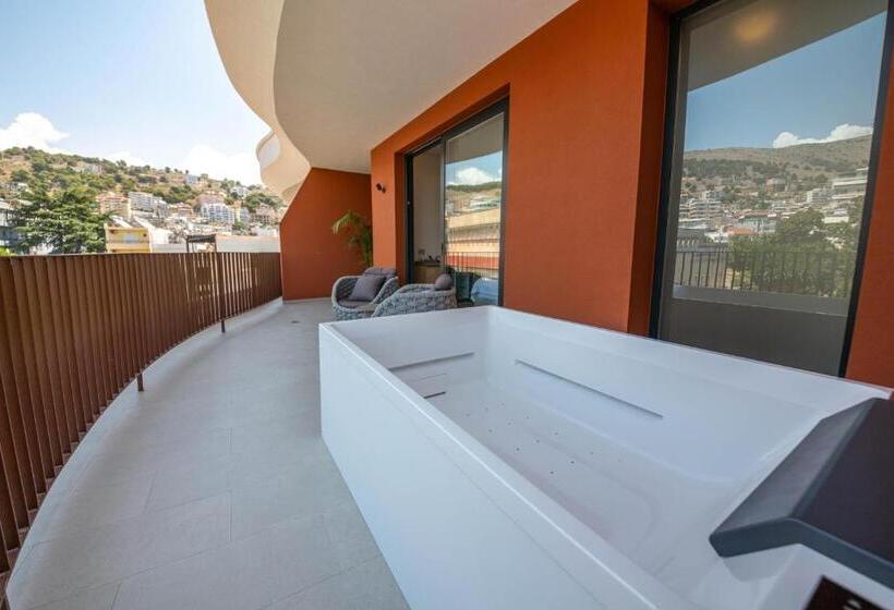 سوئیت با بالکن, Vale