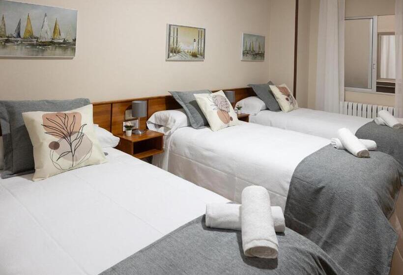 חדר אקונומי לשלושה, Pensión A Codeseira Melide