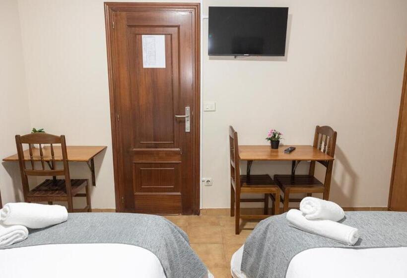 חדר אקונומי לשלושה, Pensión A Codeseira Melide