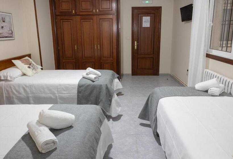 חדר אקונומי לשלושה, Pensión A Codeseira Melide