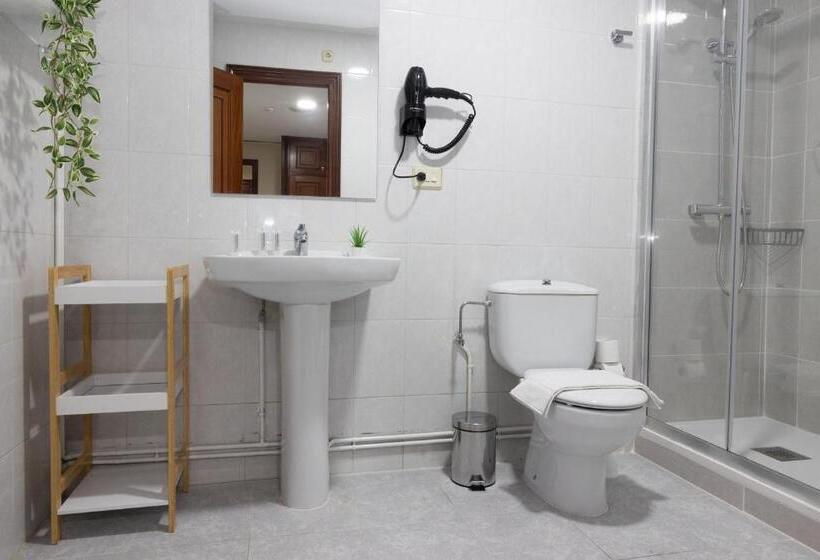 חדר סטנדרט מותאם לאדם עם מוגבלויות, Pensión A Codeseira Melide