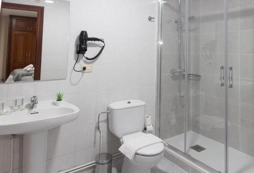 חדר סטנדרט מותאם לאדם עם מוגבלויות, Pensión A Codeseira Melide