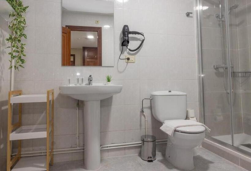 חדר סטנדרט מותאם לאדם עם מוגבלויות, Pensión A Codeseira Melide