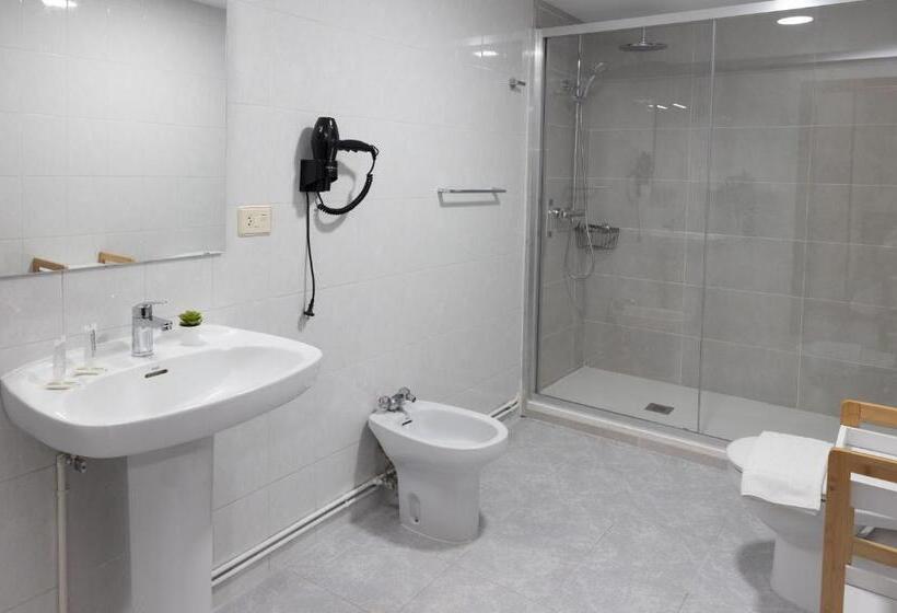 חדר סטנדרט מותאם לאדם עם מוגבלויות, Pensión A Codeseira Melide