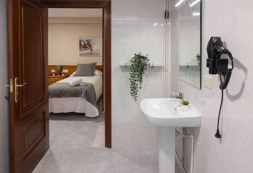 חדר סטנדרט מותאם לאדם עם מוגבלויות, Pensión A Codeseira Melide