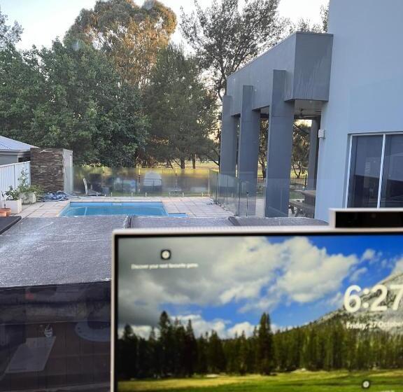 اتاق سوپریور با چشمانداز استخر, Cozy Private Room With Secured Yard Pet Friendly