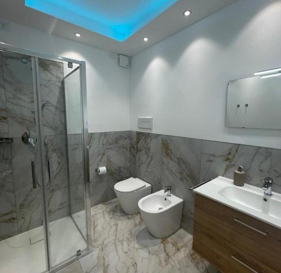 غرفة قياسية ثلاثية, Lalas Room