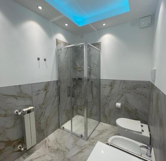 غرفة قياسية ثلاثية, Lalas Room