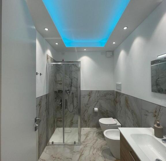 غرفة قياسية ثلاثية, Lalas Room