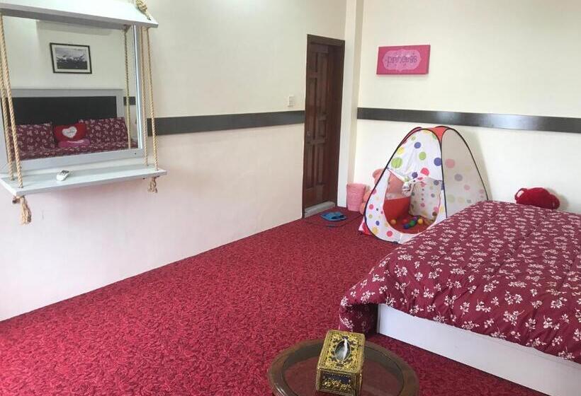 اتاق استاندارد با بالکن, Swat Hilltop Resort