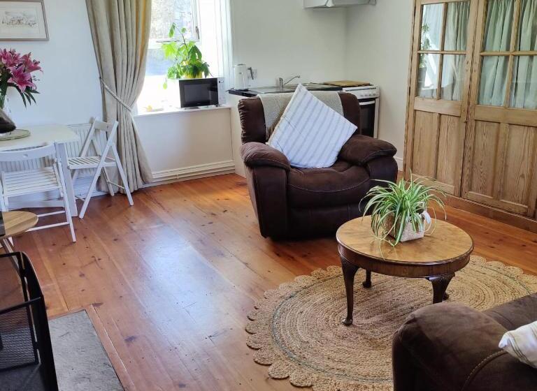 غرفة قياسية مطلّة علي الحديقة, Carney House