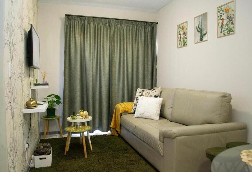 آپارتمان 2 خوابه, Shomer Merensky Apartment