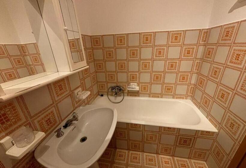 חדר סטנדרט לשלושה, Bike&bikers