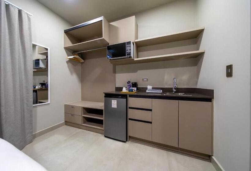 سوئیت جونیور با چشمانداز باغ, Cedrela