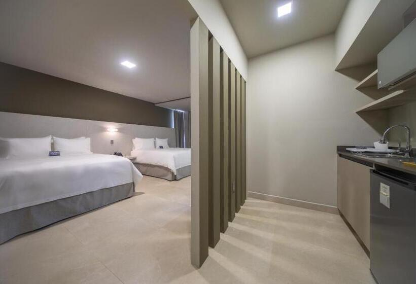 سوییت با چشمانداز باغ, Cedrela