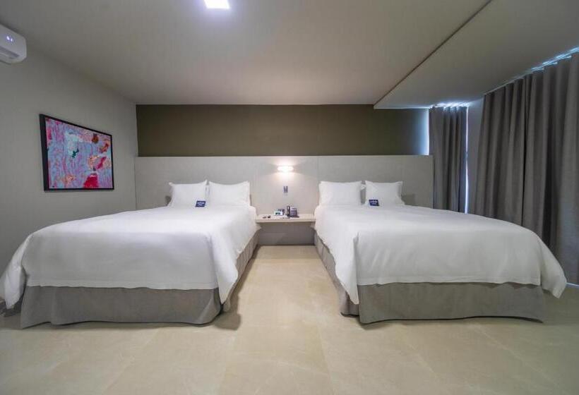 سوییت با چشمانداز باغ, Cedrela