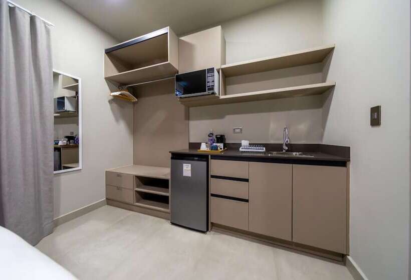 سوئیت جونیور با چشمانداز باغ, Cedrela