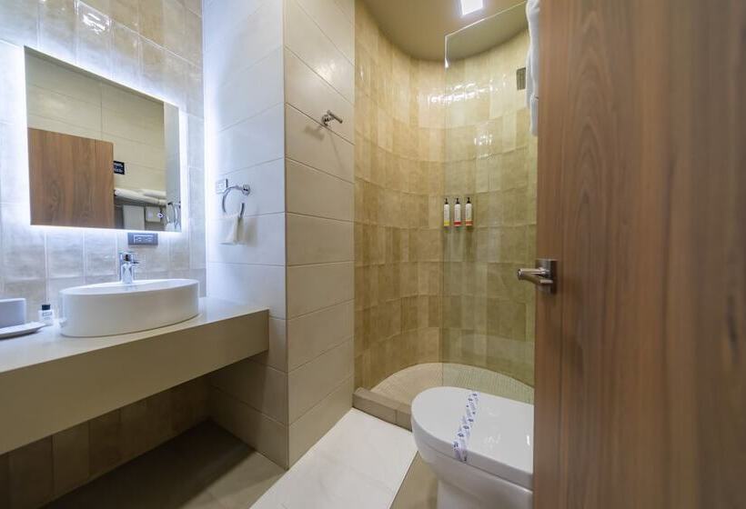 سوئیت جونیور با چشمانداز باغ, Cedrela