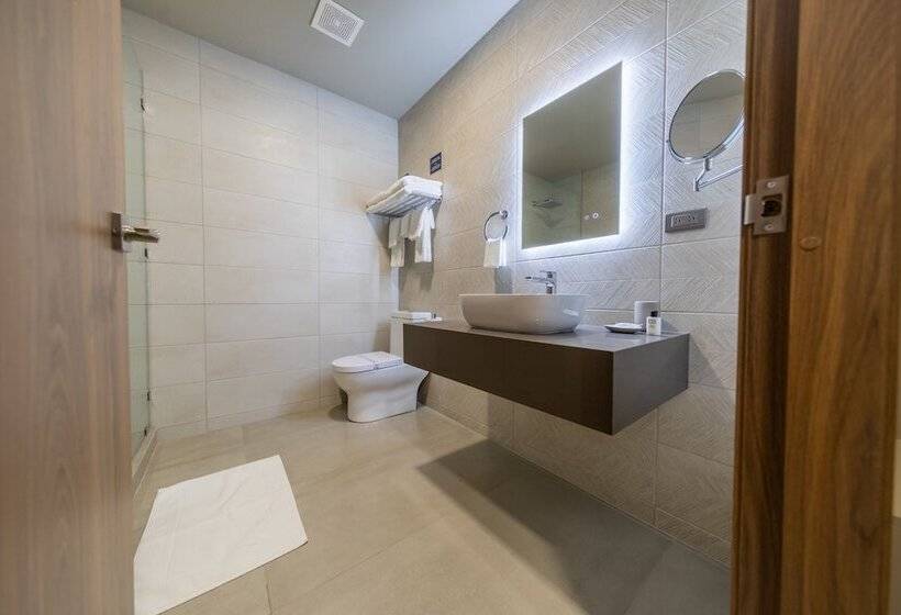 سوییت لوکس, Cedrela