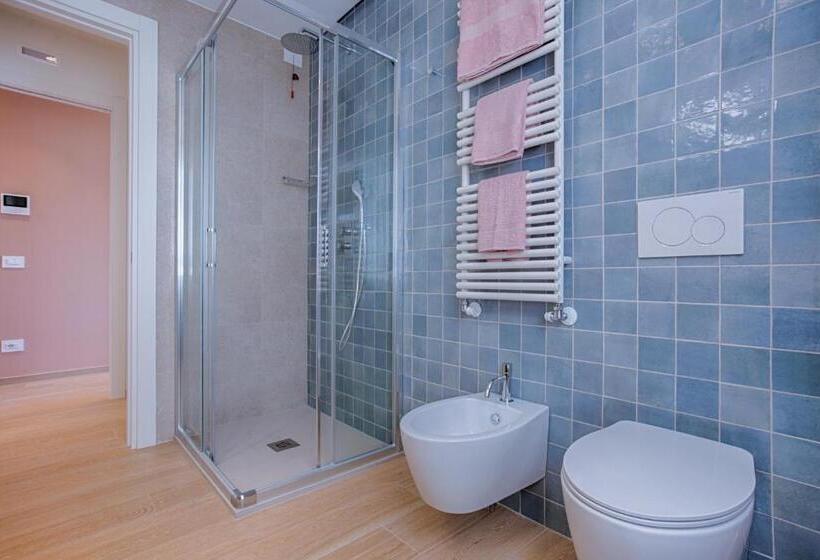 带一个卧室和一个阳台的海景公寓, Villamar Residence