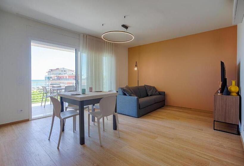 带一个卧室和一个阳台的海景公寓, Villamar Residence