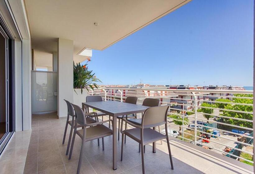 带一个卧室和一个阳台的海景公寓, Villamar Residence