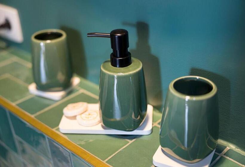 اتاق استاندارد سه تخته با چشم‌انداز باغ, L Atelier K