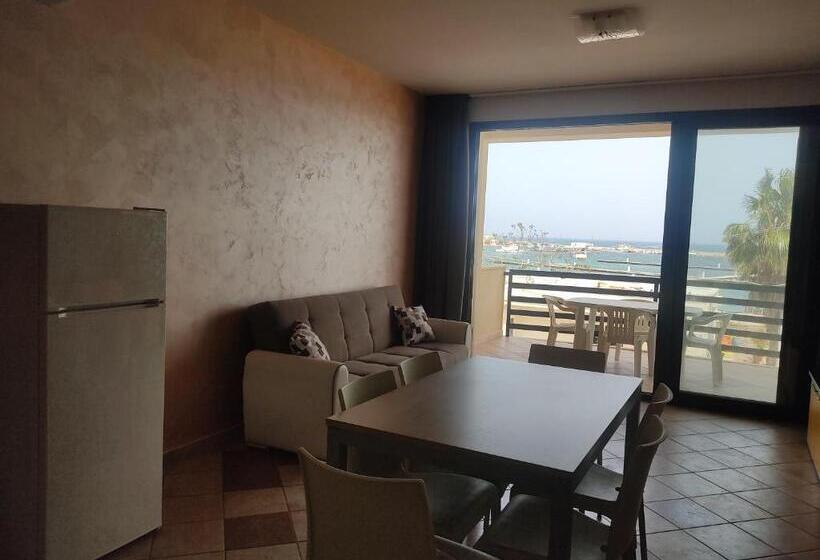 2 Bedroom Family Apartment with Views, Casa Vacanze Celeste E C