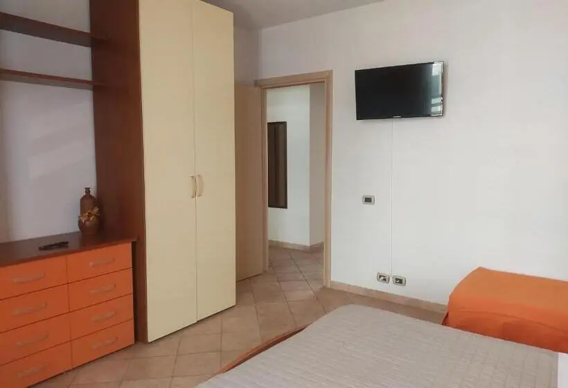 2 Bedroom Family Apartment with Views, Casa Vacanze Celeste E C