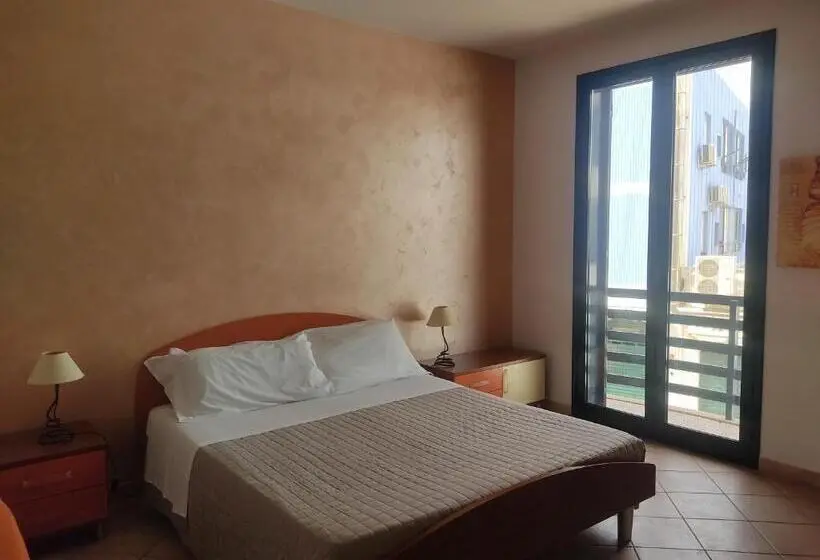 2 Bedroom Family Apartment with Views, Casa Vacanze Celeste E C