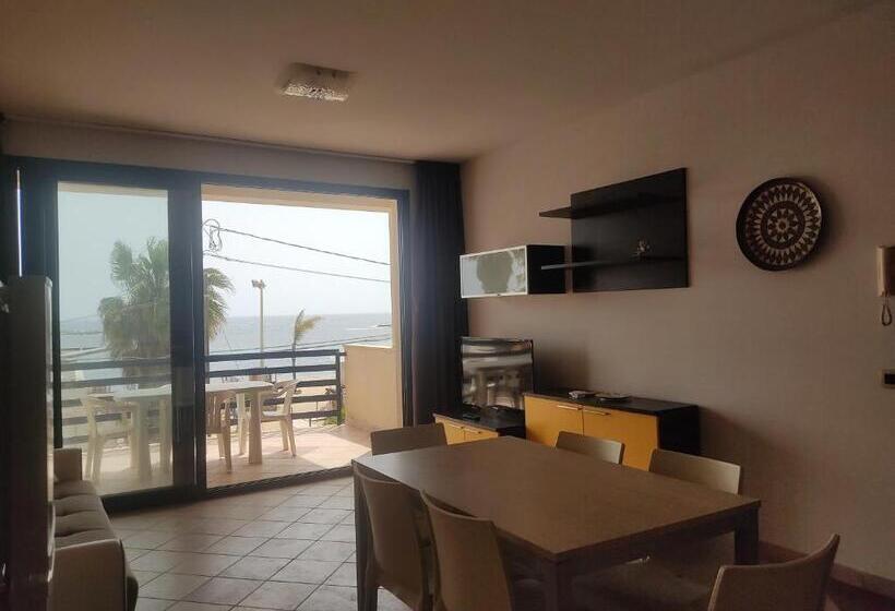 2 Bedroom Family Apartment with Views, Casa Vacanze Celeste E C