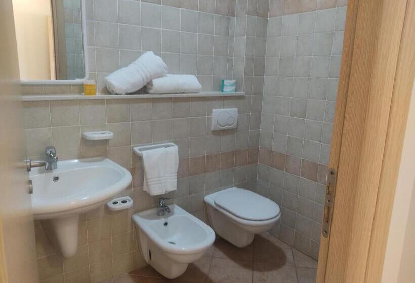 2 Bedroom Family Apartment with Views, Casa Vacanze Celeste E C