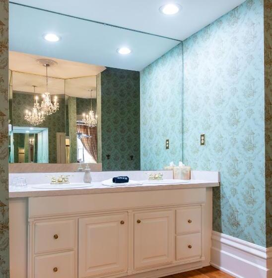 Deluxe Suite King Bed, Dupont Mansion Bed & Breakfast