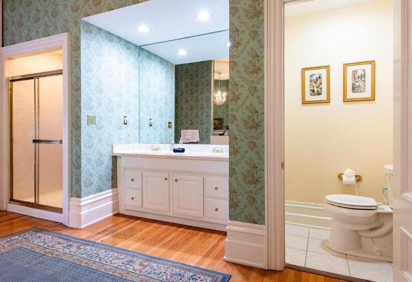 Deluxe Suite King Bed, Dupont Mansion Bed & Breakfast