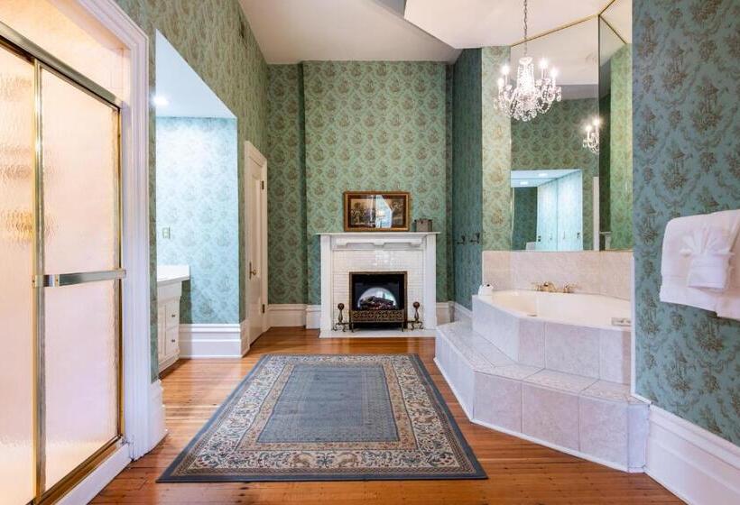 Deluxe Suite King Bed, Dupont Mansion Bed & Breakfast