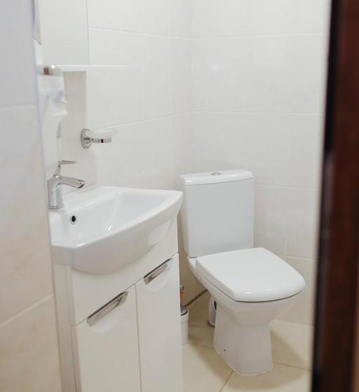 اتاق خانوادگی با چشم‌انداز کوه, Family еко номери та будинки