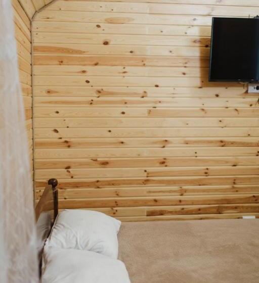 اتاق خانوادگی با چشم‌انداز کوه, Family еко номери та будинки