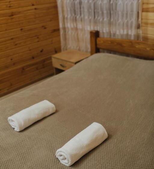 اتاق خانوادگی با چشم‌انداز کوه, Family еко номери та будинки