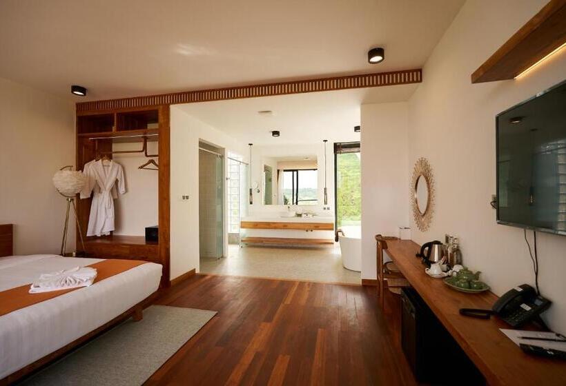 غرفة قياسية ذات إطلالة, The Pine Mansion