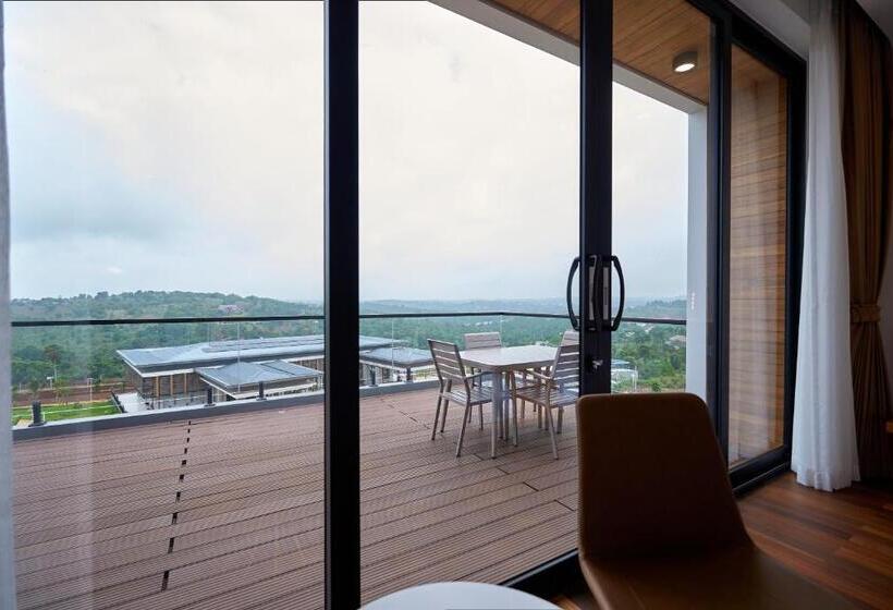 فيلا غرفتين نوم, The Pine Mansion