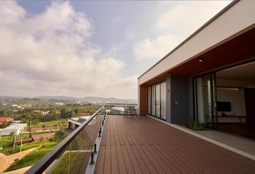 فيلا غرفتين نوم, The Pine Mansion